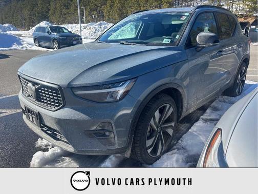 2023 Volvo XC40 B5 Plus Dark Theme