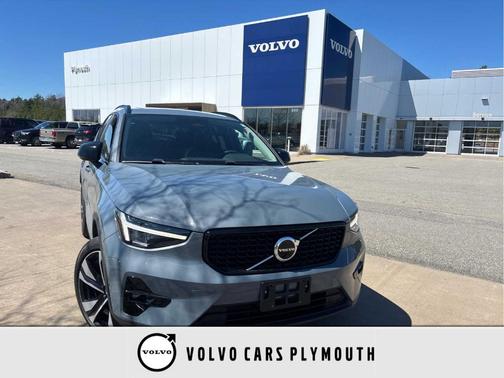 2023 Volvo XC40 B5 Plus Dark Theme