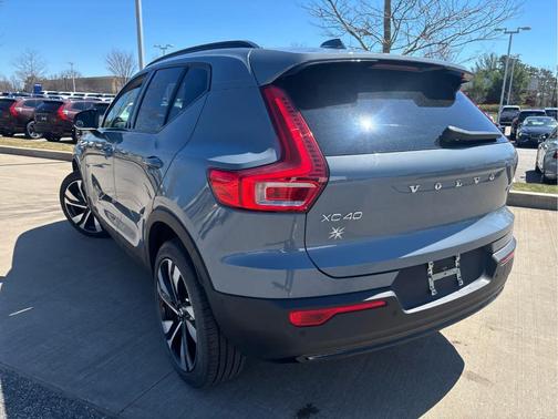 2023 Volvo XC40 B5 Plus Dark Theme