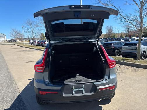 2023 Volvo XC40 B5 Plus Dark Theme