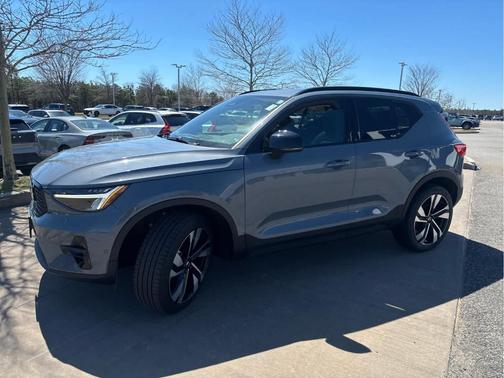 2023 Volvo XC40 B5 Plus Dark Theme