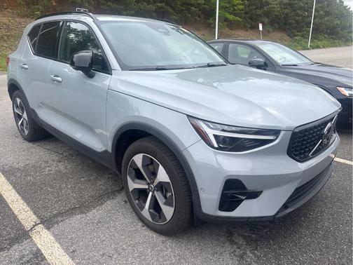 Metallic 2026 Volvo XC40 B5 Plus