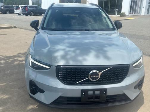Metallic 2026 Volvo XC40 B5 Plus