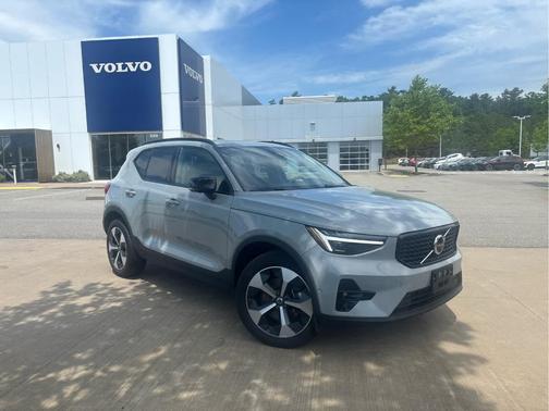 Metallic 2026 Volvo XC40 B5 Plus