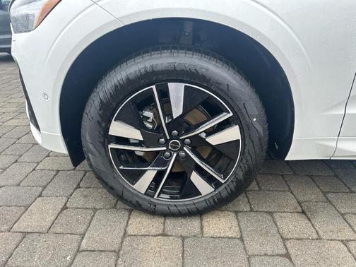 Crystal White Metallic 2026 Volvo XC60 B5 Plus