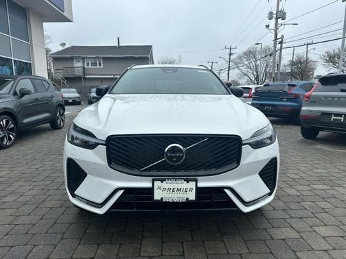 Crystal White Metallic 2026 Volvo XC60 B5 Plus