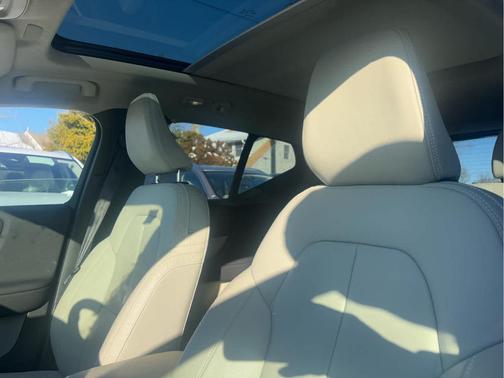 2023 Volvo XC40 B5 Plus Bright Theme