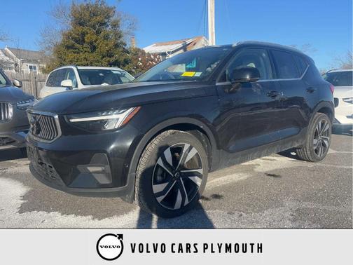2023 Volvo XC40 B5 Plus Bright Theme