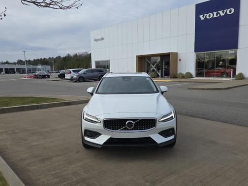 2025 Volvo V60 Cross Country B5 Plus
