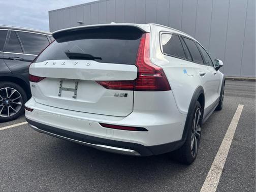 2025 Volvo V60 Cross Country B5 Plus