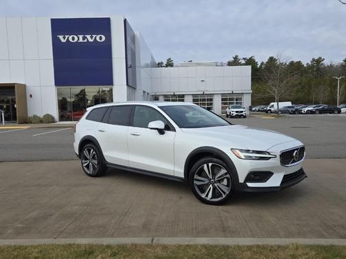 2025 Volvo V60 Cross Country B5 Plus