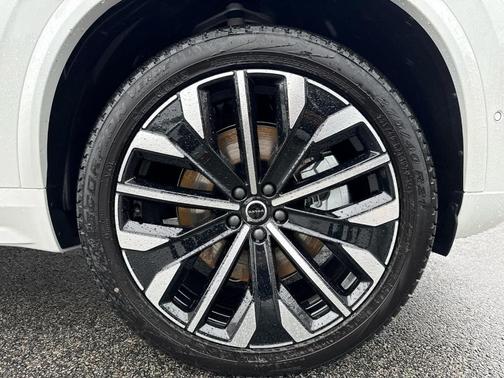Crystal White Pearl 2026 Volvo XC90 Plug-In Hybrid T8 Ultra 7-Seater