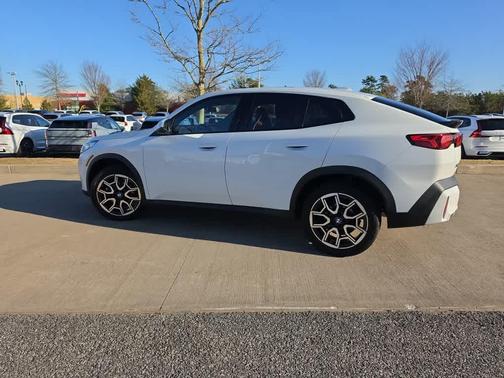 Alpine White 2025 BMW X2 xDrive28i