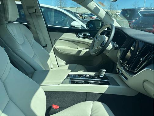 2025 Volvo XC60 Plug-In Hybrid T8 Plus