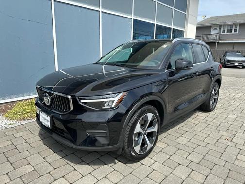 Onyx Black Metallic 2025 Volvo XC40 B5 Core Bright Theme