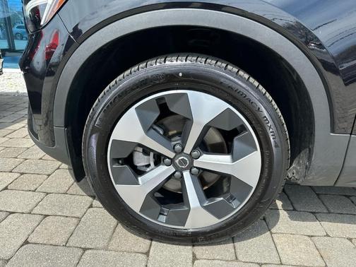 Onyx Black Metallic 2025 Volvo XC40 B5 Core Bright Theme