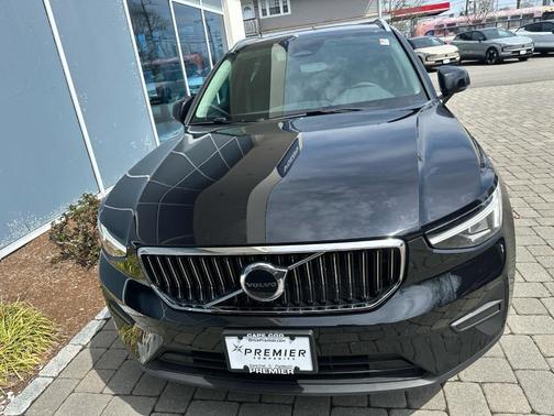 Onyx Black Metallic 2025 Volvo XC40 B5 Core Bright Theme