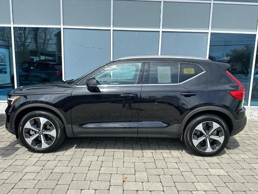 Onyx Black Metallic 2025 Volvo XC40 B5 Core Bright Theme