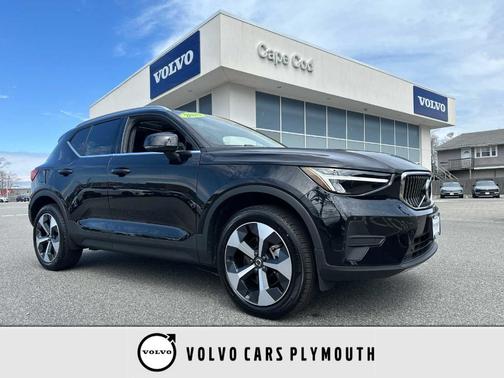 Onyx Black Metallic 2025 Volvo XC40 B5 Core Bright Theme