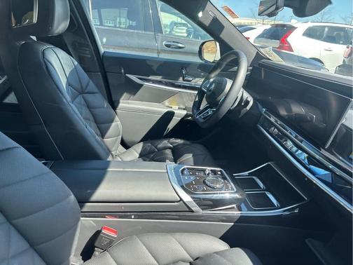 Alpine White 2025 BMW 740 i xDrive