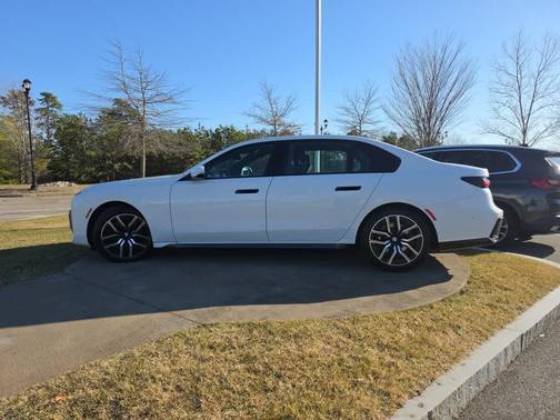 Alpine White 2025 BMW 740 i xDrive