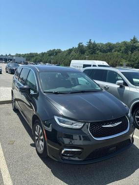 Brilliant Black Crystal Pearlcoat 2023 Chrysler Pacifica Hybrid Touring L
