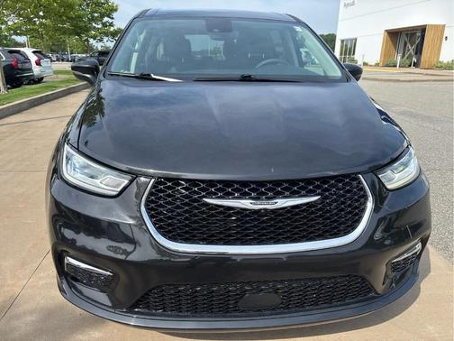 Brilliant Black Crystal Pearlcoat 2023 Chrysler Pacifica Hybrid Touring L