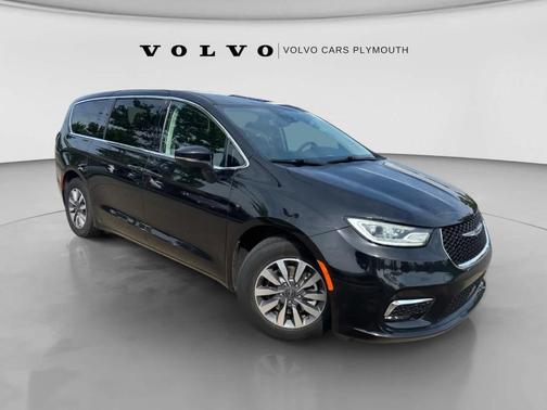 Brilliant Black Crystal Pearlcoat 2023 Chrysler Pacifica Hybrid Touring L