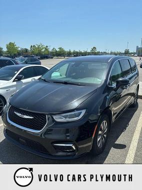 Brilliant Black Crystal Pearlcoat 2023 Chrysler Pacifica Hybrid Touring L