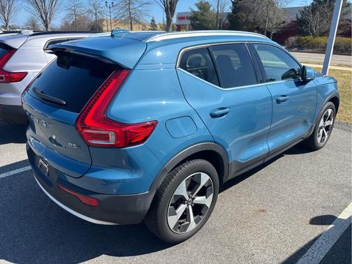 2023 Volvo XC40 B5 Plus Bright Theme