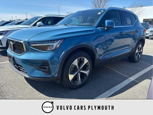 2023 Volvo XC40 B5 Plus Bright Theme
