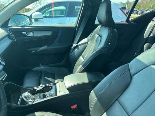 2023 Volvo XC40 B5 Plus Bright Theme