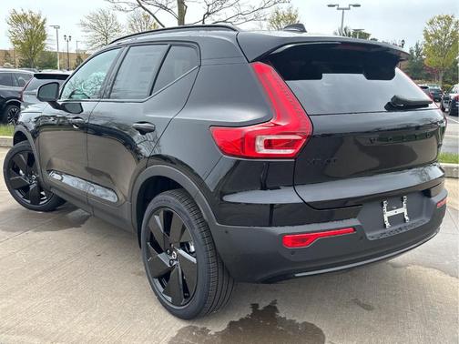 Ultra Black 2026 Volvo XC40 B5 Ultra Black Edition