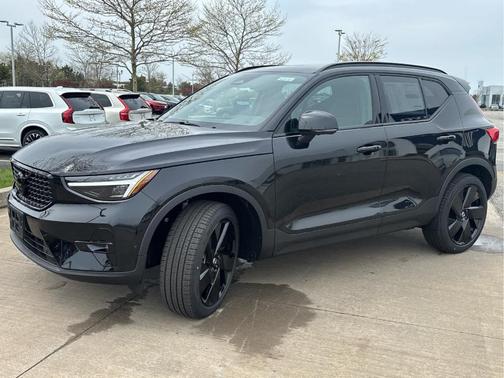 Ultra Black 2026 Volvo XC40 B5 Ultra Black Edition