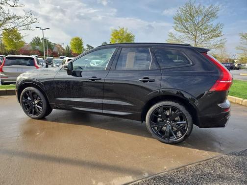 2025 Volvo XC60 B5 Ultra Black Edition