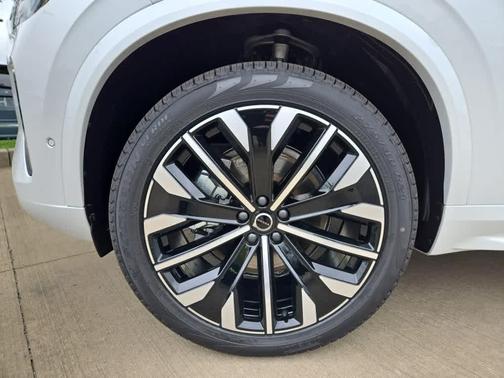 2025 Volvo XC90 B6 Plus 7-Seater