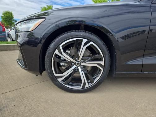2025 Volvo S60 B5 Plus