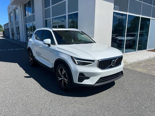 2025 Volvo XC40 B5 Core Bright Theme