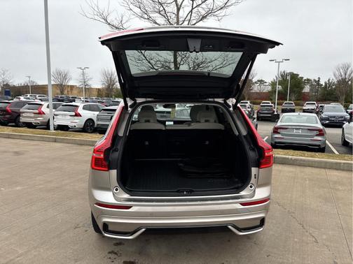 Bright 2024 Volvo XC60 B5 Core Dark Theme