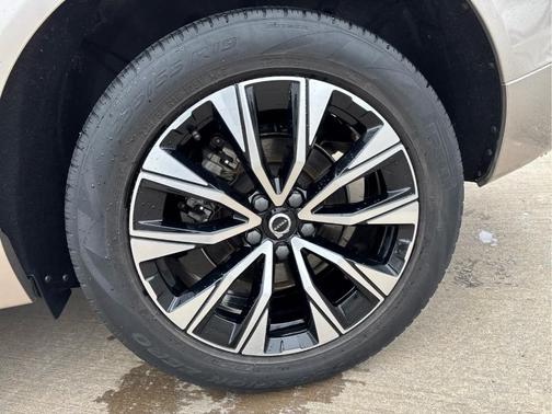 Bright 2024 Volvo XC60 B5 Core Dark Theme