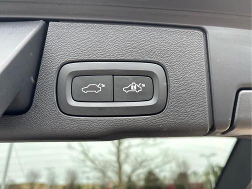 Bright 2024 Volvo XC60 B5 Core Dark Theme