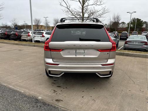 Bright 2024 Volvo XC60 B5 Core Dark Theme