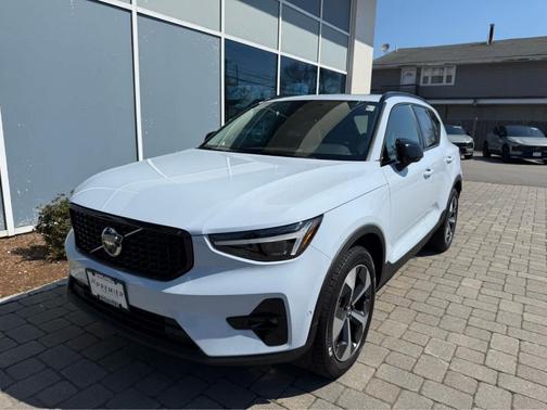 Cloud 9 White 2026 Volvo XC40 B5 Plus