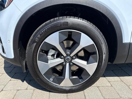 Cloud 9 White 2026 Volvo XC40 B5 Plus