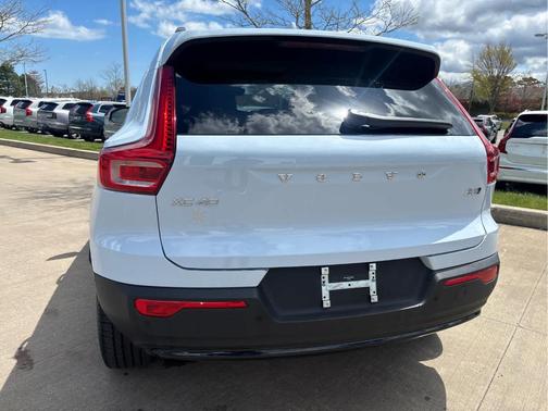 Cloud 9 White 2026 Volvo XC40 B5 Plus