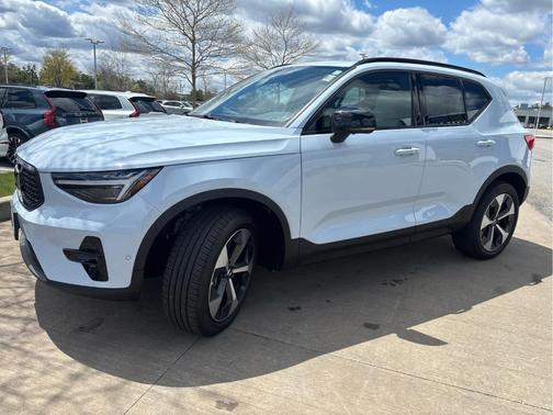 Cloud 9 White 2026 Volvo XC40 B5 Plus