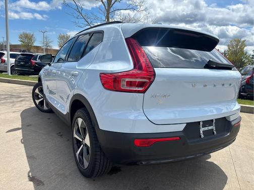 Cloud 9 White 2026 Volvo XC40 B5 Plus