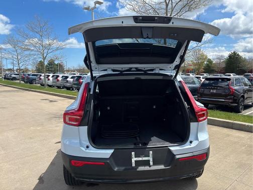 Cloud 9 White 2026 Volvo XC40 B5 Plus