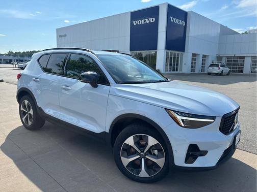 Cloud 9 White 2026 Volvo XC40 B5 Plus