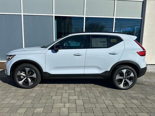 Cloud 9 White 2026 Volvo XC40 B5 Plus